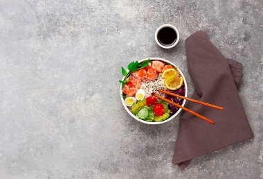 Poke kasesi, somon tabağı, pirinç, sebze, bıldırcın yumurtası, avokado, limon, sos, sağlıklı yemek, üst görünüm, yatay, insan yok.,