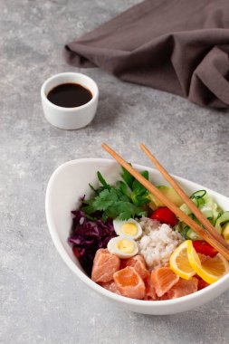 Poke kasesi, somon tabağı, pirinç, sebze, bıldırcın yumurtası, avokado, limon, sos, sağlıklı yemek, üst görünüm, yatay, insan yok.,