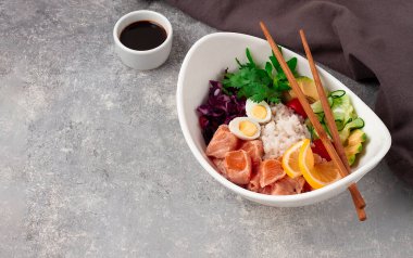 Poke kasesi, somon tabağı, pirinç, sebze, bıldırcın yumurtası, avokado, limon, sos, sağlıklı yemek, üst görünüm, yatay, insan yok.,