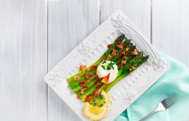 Yeşil kuşkonmaz, haşlanmış yumurta ve pastırma, Hollandaise sosu, üst manzara, yatay, insan yok.,