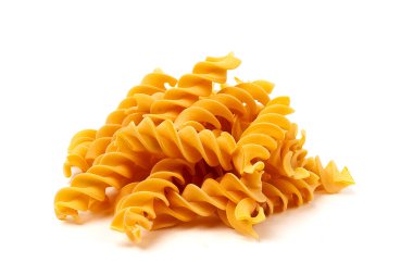Çiğ fusilli makarna, büyük, beyaz arka planda, yatay, insan yok.,