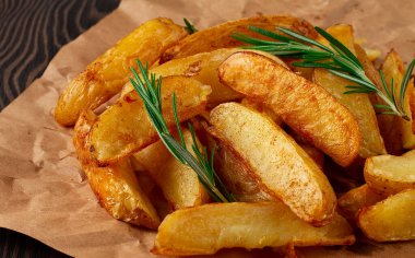 Fırında patates, biberiye ve baharatlı, yakın plan, yatay, insan yok.,