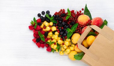 Taze böğürtlen çeşitleri, dağınık, beyaz bir masa, teslimat, el işi paketi, üst görünüm, insan yok.,