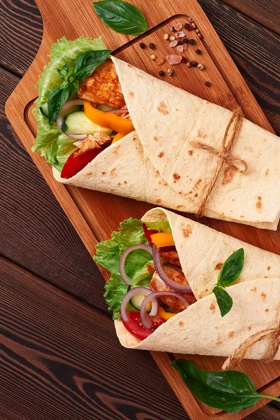 Tortilla Wraps Grillad Mexikansk Kyckling Med Grönsaker Burritos Ett Träbord — Stockfoto