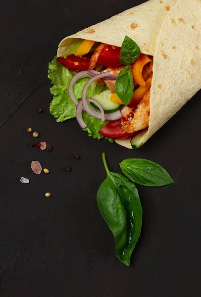 Tortilla Avvolge Pollo Messicano Alla Griglia Con Verdure Burrito Tavolo — Foto Stock