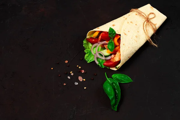 Tortilla Avvolge Pollo Messicano Alla Griglia Con Verdure Burrito Tavolo — Foto Stock