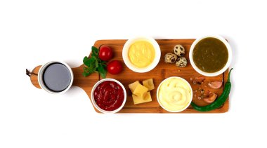 Sos çeşitleri, ketçap, mayonez, peynir, soya, yeşil, kesme tahtasının üzerinde malzemeler, üst manzara, ahşap arka planda insan yok.,