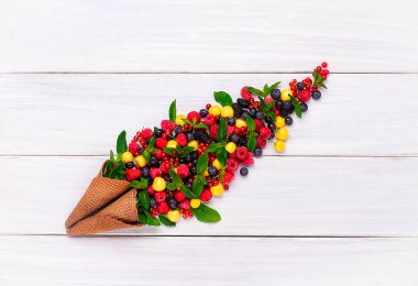 Kavram, böğürtlenli waffle külahı, yaz arkaplanı, ahşap masa, üst manzara, yatay, insan yok.,