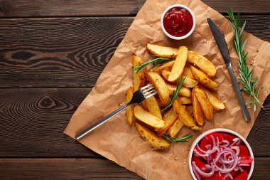 Fırında patates, biberiye ve baharatlı, yakın plan, yatay, insan yok.,