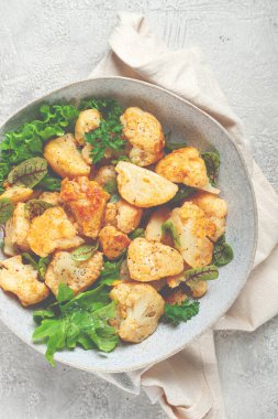 Kızarmış karnabahar salatası, baharat ve şifalı, ev yapımı, insan yok.,