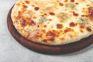 Yeni pişmiş peynirli pizza, beyaz pizza, ahşap tabakta, ev yapımı, insan yok.,