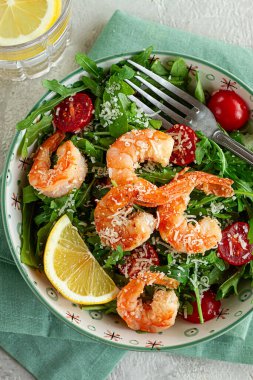 Arugula ve kiraz domatesli karides salatası, parmesan peyniri, sağlıklı yiyecek.,