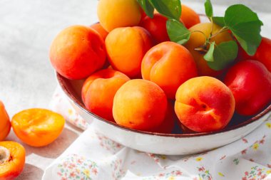 Kasede taze kayısılar, parlak bir masada, doğal ışık, üst manzara, insan yok.,