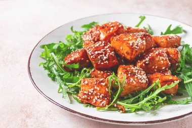 Kızarmış somon dilimleri, susamlı teriyaki roka salatası, en iyi manzara.,