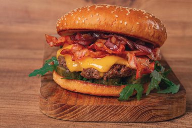 Biftek ve pastırmalı hamburger, roka ve karamelli soğan, turşu, sos, ev yapımı, insan yok.,