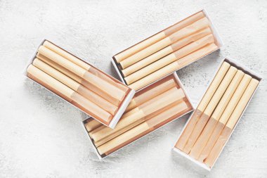 Sigara kovanları, kutular içinde, masanın üstünde, üst tarafta.,