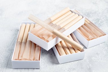 Sigara kovanları, kutular içinde, masanın üstünde, üst tarafta.,