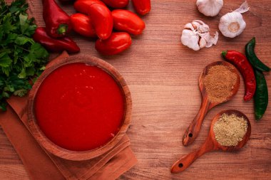 Gürcü sosu, Satsebeli sosu, domates ve tatlı biber sosu, baharatlı, ahşap bir kasede, ev yapımı, insan yok.,