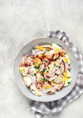 Patates ve yumurta salatası, kırmızı soğan, mayonez, ev yapımı, insan yok.,