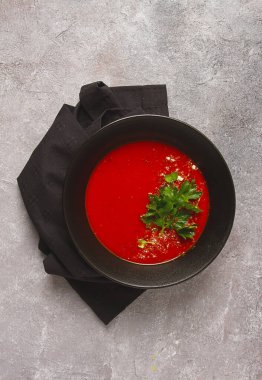 Domates çorbası, bitki ve baharatlı, ev yapımı, insan yok.,