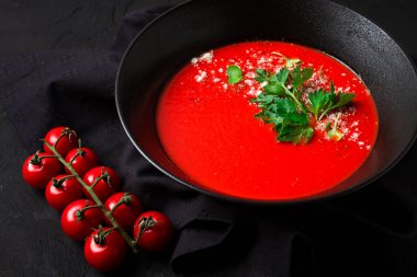 Domates çorbası, bitki ve baharatlı, ev yapımı, insan yok.,