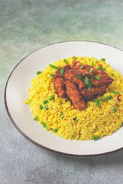 Soya soslu tavuk fileto, kızarmış pilav, ev yapımı, insan yok.,