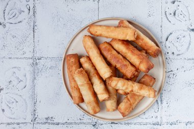 Peynirli kızarmış börek, krema soslu, insan yok.,