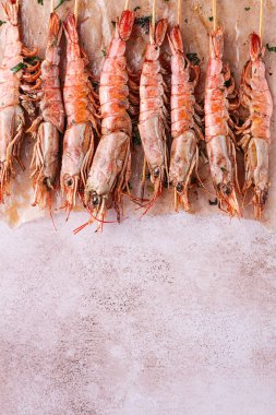 Şiş üstünde karides, ızgara, masaya serilmiş, üst manzara,