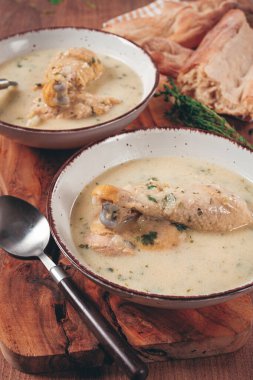 Chikhirtma tavuk çorbası, Gürcistan yemeği, lavaş, üst manzara, insan yok.,