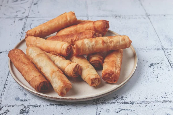 Peynirli kızarmış börek, krema soslu, insan yok.,