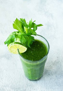 Yeşil smoothie, kereviz ve ıspanak, elma ve kivi, salatalık, sebze suyu, kahvaltı, ev yapımı, insan yok.,