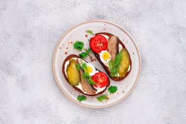 Çavdar ekmekli sandviçler, bıldırcın yumurtaları, taze domates ve salatalık turşusu, aperatif, kahvaltı, ev yapımı,