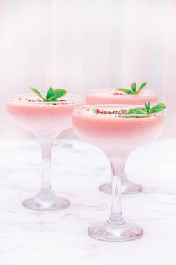 Reçel ve süzme peynirden yapılmış meyveli mus, bardakta, şekerleme ve nane ile süslenmiş, ev yapımı.