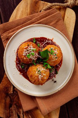 Kızarmış Arancini aperatifi, parmesan peyniri ve mikro yeşillikler, tabak, domates sosu, ev yapımı, insan yok.,