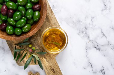 Chalkidiki zeytinleri, klasik Yunan yeşil zeytinleri, kesme tahtasındaki bir kasede, üst manzara, insanlar olmadan.,