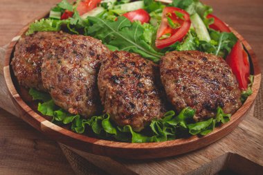 Kızarmış pirzola, kıyma, sebze salatası, ev yapımı, üst manzara, insan yok.,