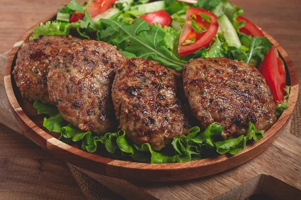 Kızarmış pirzola, kıyma, sebze salatası, ev yapımı, üst manzara, insan yok.,