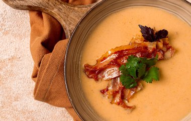 Balkabağı kremalı çorba, köri, kızarmış pastırma, üst manzara, insan yok.,