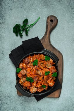 Bigos, Bigus ulusal bir Polonya yemeğidir. Lahana ve etten yapılmıştır. Haşlanmış, ev yapımı, insan yoktur.,