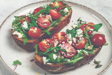 Roka sandviçi ve kiraz domatesleri küflü peynir, kahvaltı, atıştırmalık, ev yapımı.,