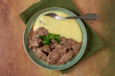 Ciğer bifteği, patates püresi, yeşil tonlarda masa, ev yapımı.,