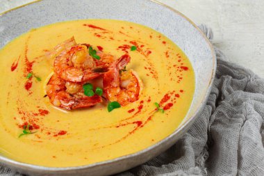 Karides, bitki ve baharatlı balkabağı kremalı çorba, ev yapımı, insan yok.,