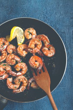 Kızarmış kaplan karidesi, jumbo, sarımsak soslu, tereyağlı, otlu, kızartma tavalı, ev yapımı, insan yok.,