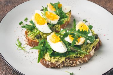 Sandviç, avokado püresi, haşlanmış yumurta ve roka, ekmek, ev yapımı, kahvaltı.,