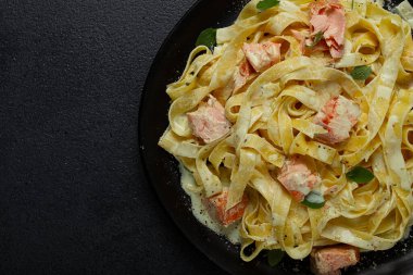 Tagliatelle makarnası, krema soslu, somonlu, ev yapımı, insan yok.,