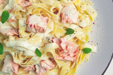 Tagliatelle makarnası, krema soslu, somonlu, ev yapımı, insan yok.,