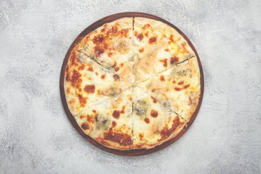 Yeni pişmiş peynirli pizza, beyaz pizza, ahşap tabakta, ev yapımı, insan yok.,