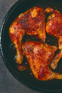 kızarmış tavuk bacağı, çıtır çıtır derili, tavada servis edilmiş, köy usulü, ev yapımı, insan yok.,