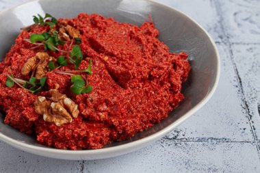 Mahammara kırmızı biber sosu, cevizli ve taze mikroyeşillikli, ev yapımı, insan yok.,