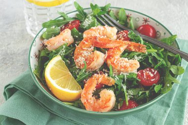 Arugula ve kiraz domatesli karides salatası, parmesan peyniri, sağlıklı yiyecek.,